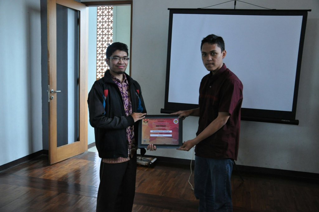 Pemberian sertifikat oleh Direktur Departemen Depanra, Ismail Raji A (sebelah kanan),