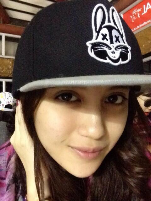 SYGnabilahJKT48's tweet photo. Malam... hayo, pilih yang pakai topi atau yang rambut panjang???
:) https://t.co/dMIRAb2jqv