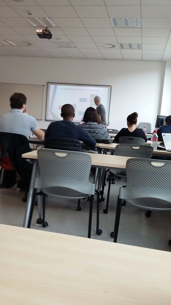 Fantástica conferencia de Jesús Caro en clase de fiscalidad sobre los impuestos en la práctica y como financiarse a través de los impuestos