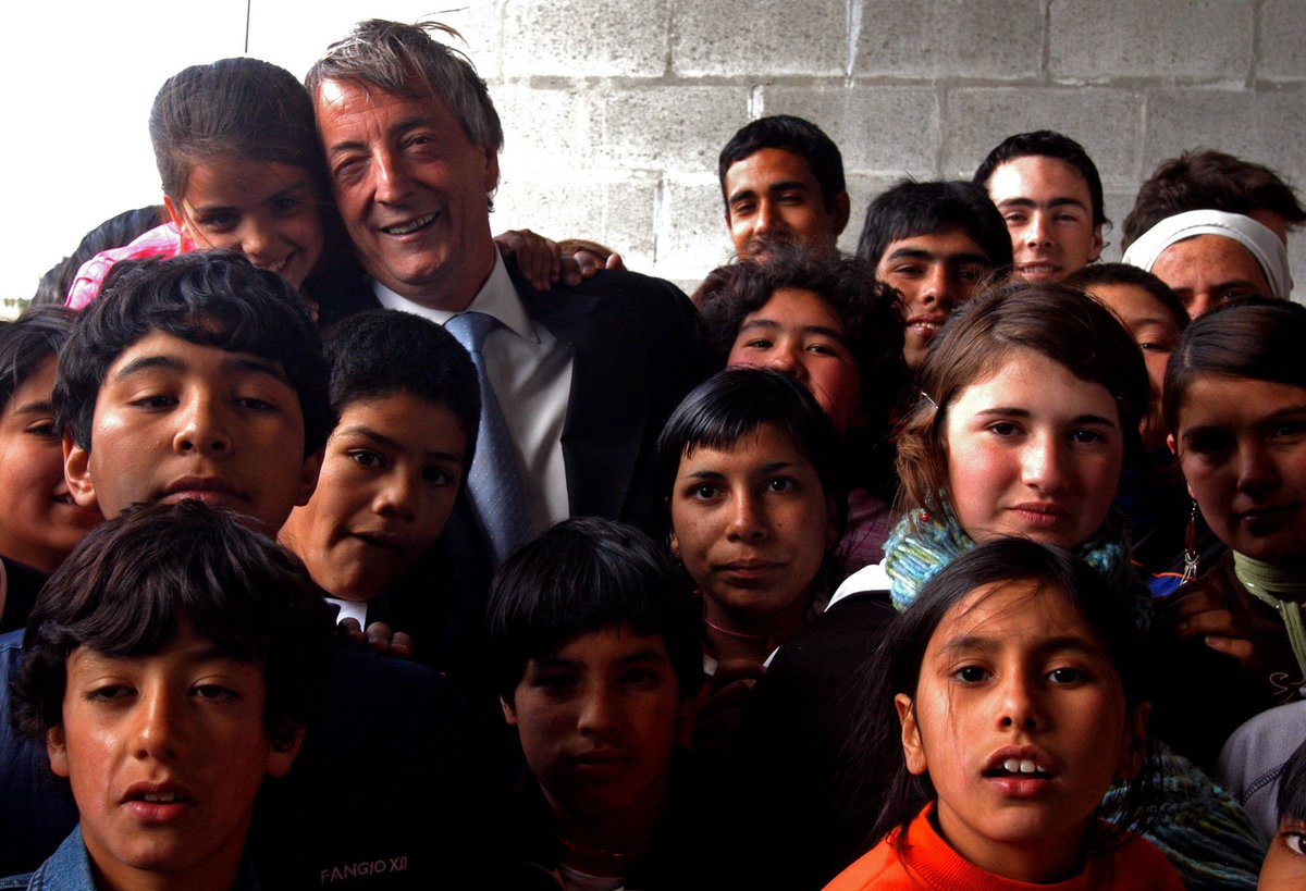 jpechubut's tweet photo. Bajando cuadros, formaste miles. #NéstorVive 
>Gracias flaco por devolvernos la alegría y las ganas de militar. https://t.co/LxpbyCEyww