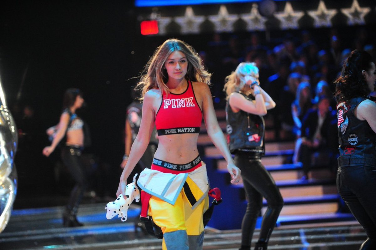 GigiHadidJP's tweet photo. なんとジジが今年もVictoria's Secret Fashion Showに出ます！！😭👏🏻

そして今年は妹のベラも出演が決定しているそうです💧
ついに姉妹揃ってのVSのショーが観れますね☺️💕
本当に楽しみです！！😽 https://t.co/ajy6RnqqWw
