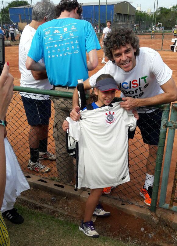alexlimareal's tweet photo. Sabemos que o @gugakuerten é @AvaiFC, mas o #LabradorHumano ficou feliz ao ganhar a camisa do #Timão da nossa tenista Mayra! #VaiCorinthians https://t.co/s8tBJtE7PF