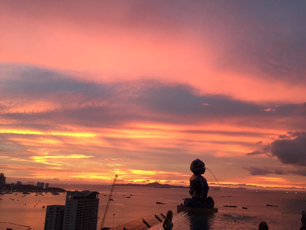 Trickymintty's tweet photo. Different shade of sunset..Siam@Siam DesignHotel Pattaya.#vacation #thailand #selfheling https://t.co/ocYOArgSrb