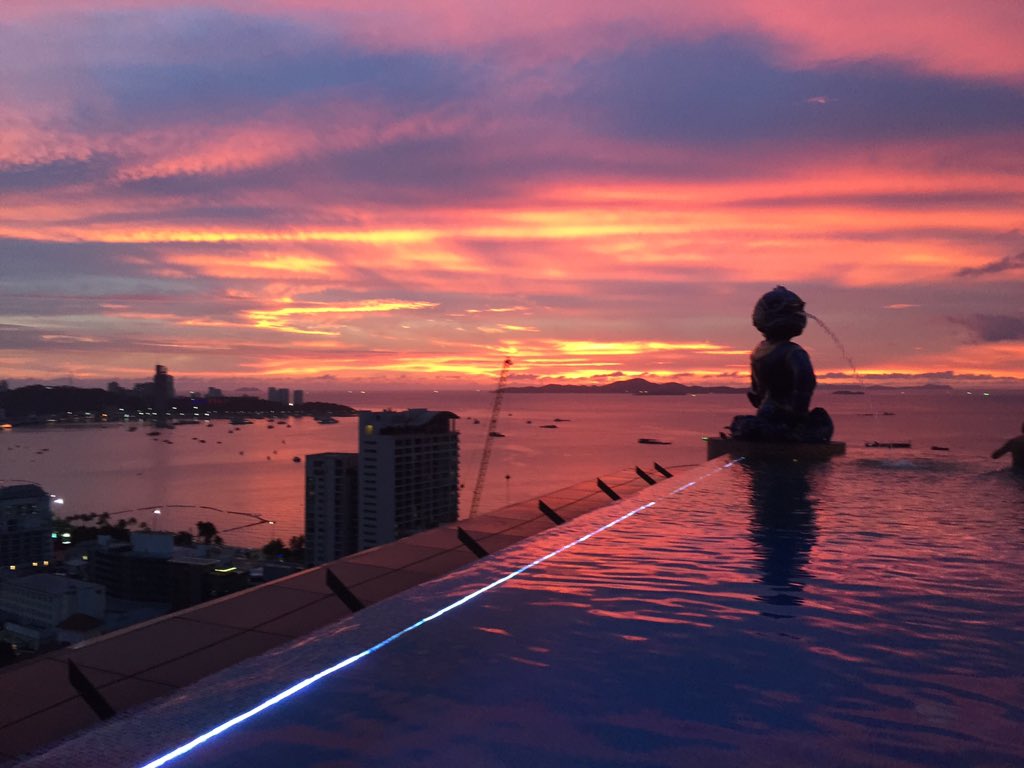 Trickymintty's tweet photo. Different shade of sunset..Siam@Siam DesignHotel Pattaya.#vacation #thailand #selfheling https://t.co/ocYOArgSrb