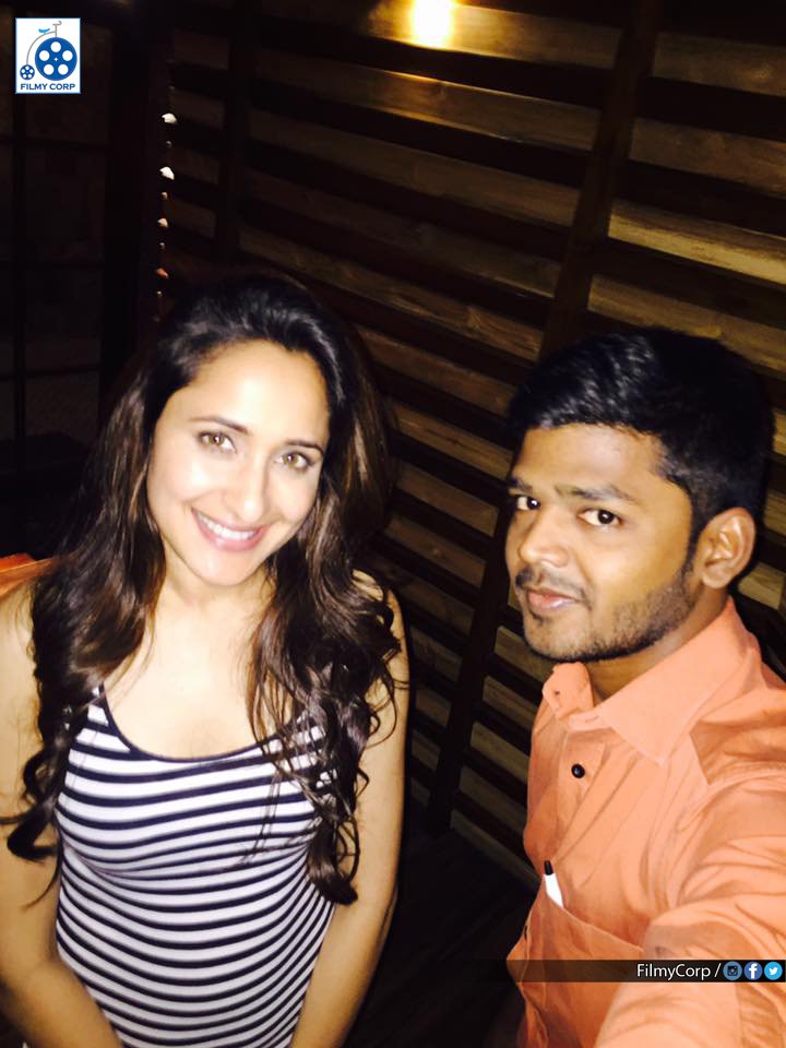FilmyCorp's tweet photo. Gorgeous @itsmepragya with her fan !!
For More >>>> https://t.co/DNYu2RJTNJ
#Pragya #Jaiswal #FilmyCorp https://t.co/wcQroqSw0G