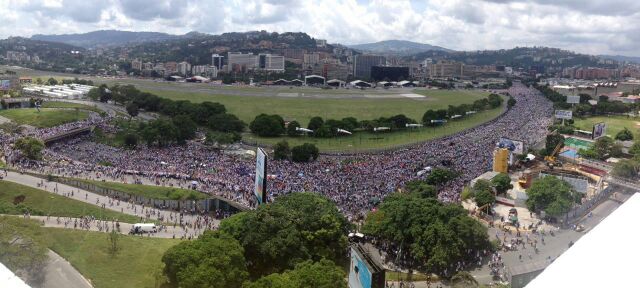 hecmirylugo's tweet photo. Esta es la foto que da la vuelta al mundo y desestabiliza al régimen. Sigamos difundiéndola! https://t.co/5aPMZnPpor