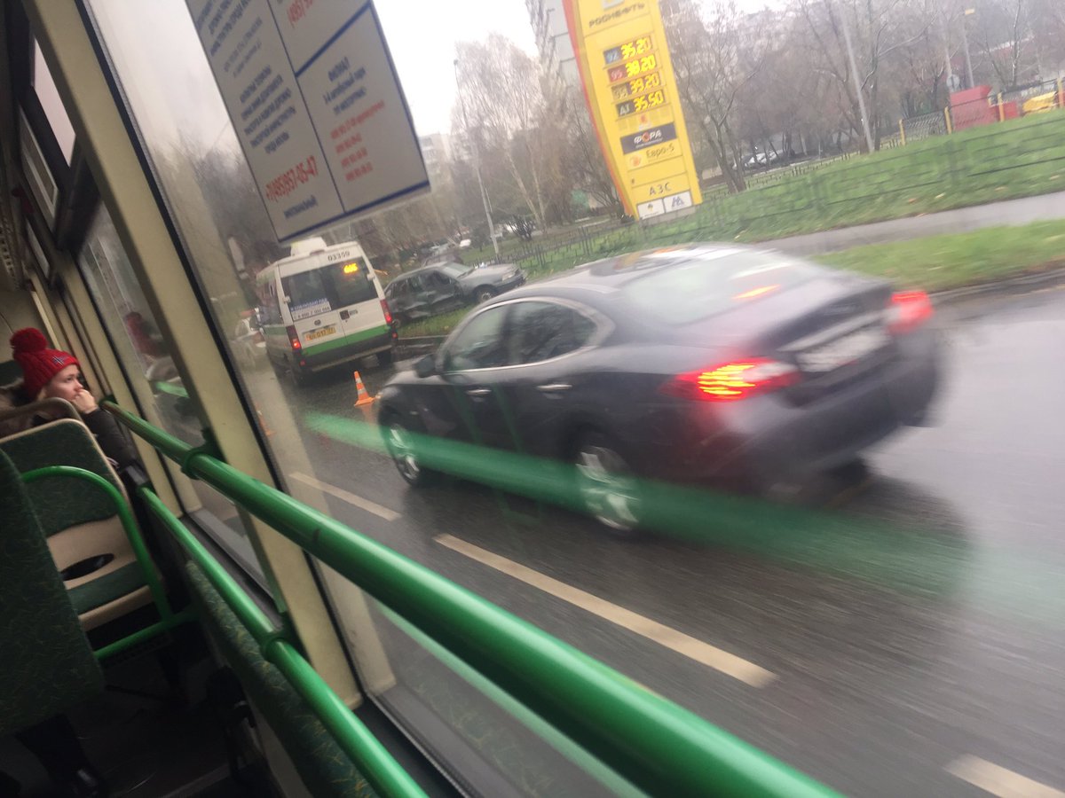 Микроавтобус 605 маршрута протаранил легковой автомобиль. #Москва #мосгортранс #чп