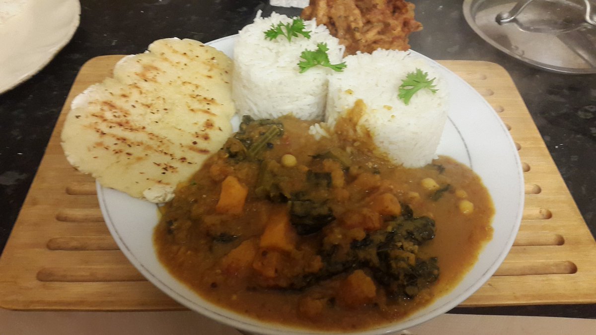 korufreefrom's tweet photo. Veg curry, onion bhaji and naan bread #glutenfree  #Vegan https://t.co/K09E4ZP050