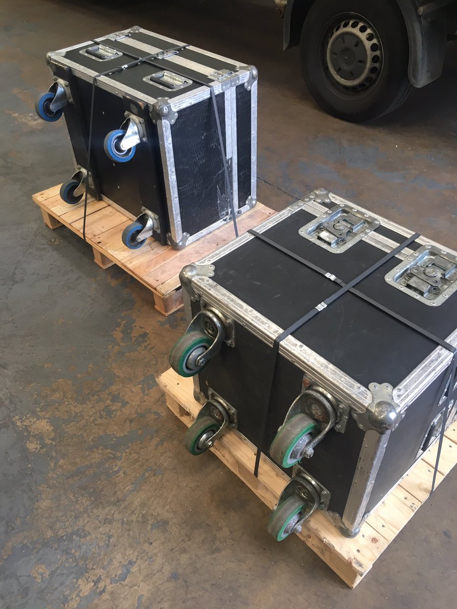 LogisticaUK's tweet photo. Daily collections already being off loaded in the warehouse to be exported later on tonight. #Courier #Parcel #Pallets #TeamLOGISTICA https://t.co/ZihPD8v3Fi