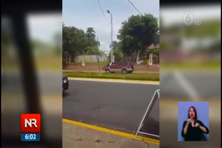 noticiarepretel's tweet photo. Oficial de tránsito se subió a tapa del motor para que infractor detenga el vehículo. https://t.co/8rpm8HQonG https://t.co/MkLg3BeLPs