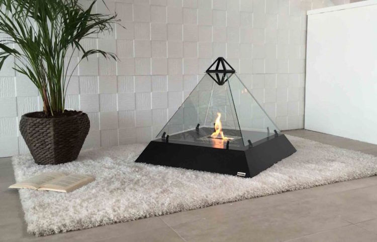 The Louvre is on Fire! Hearth Shaped Like Museum’s Iconic Glass Pyramid feedproxy.google.com/~r/dornob/~3/F…