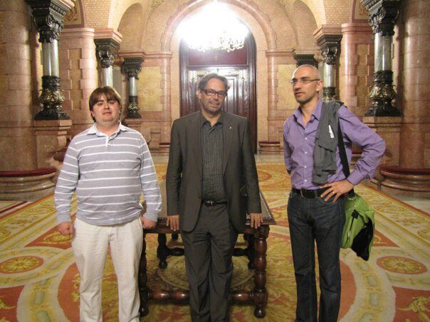miquellaboria's tweet photo. Fa 7 anys que el Jordi Gómez i jo ens vem reunir amb @ebenach al Parlament per parlar d' #iPhoneCat , avui a la #keycat toca #siricat !! https://t.co/NtFo5Cxn7A