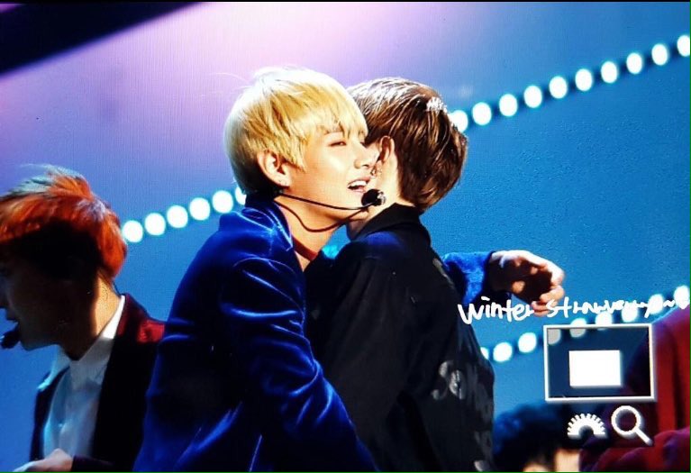 onuraeong's tweet image. taehyung: jinyoung you see this? im gonna steal mark from you #vmark #markjin