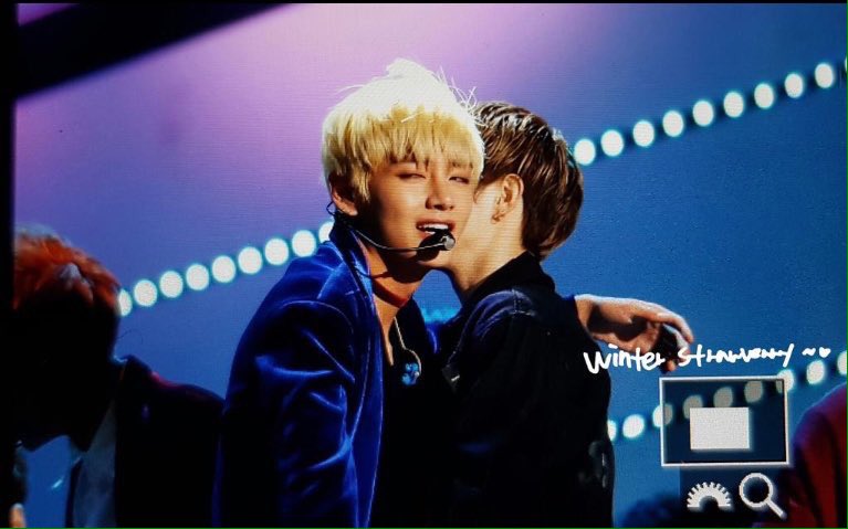 onuraeong's tweet image. taehyung: jinyoung you see this? im gonna steal mark from you #vmark #markjin