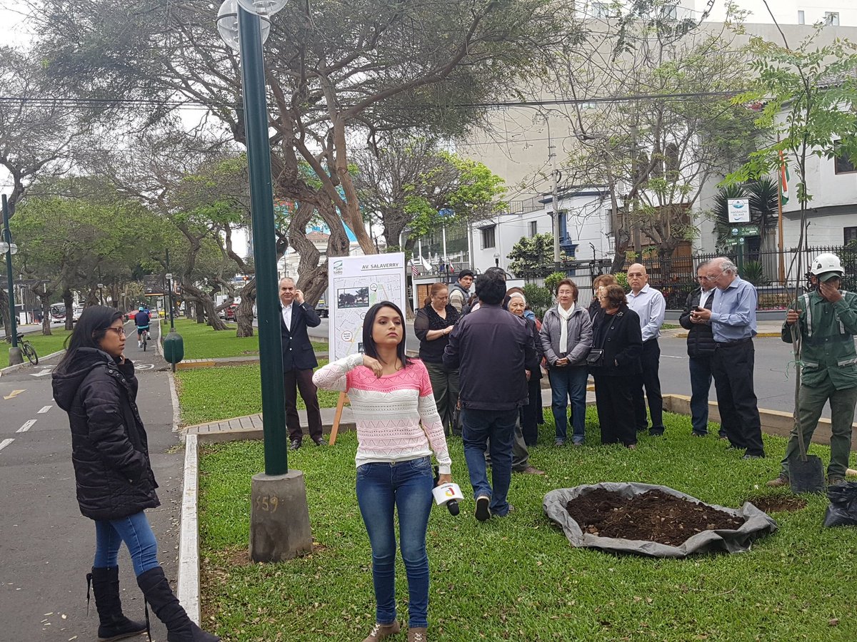 oscaribanez's tweet photo. Alcalde y vecinos de San Isidro se concentran en Salaverry con Javier Prado para oponerse al Bypass de Castañeda. https://t.co/TS0LbhvTDp