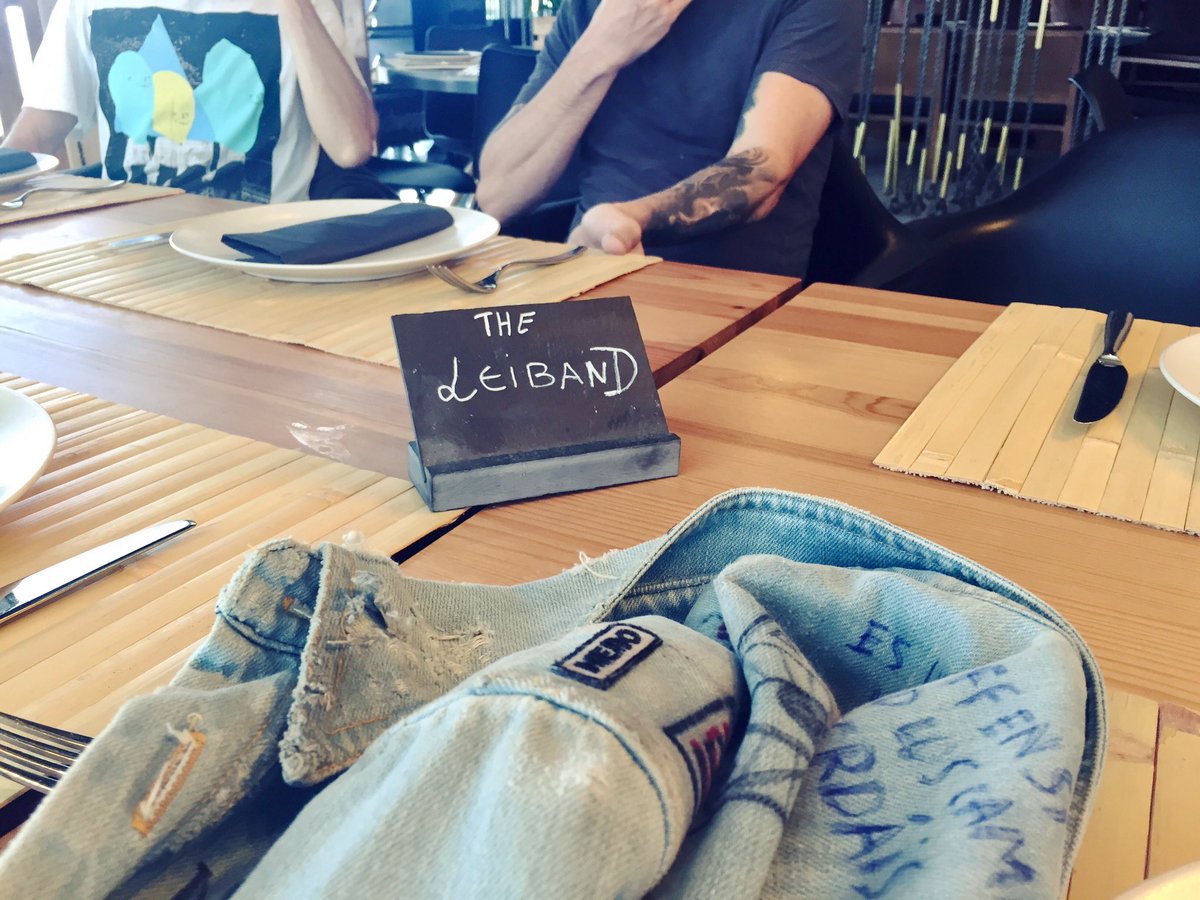Leiva_Oficial's tweet photo. Primera comida de gira. Ya en Graná con la banda. Mola bastante volver al ruedo. L https://t.co/l88gxJQ8eN