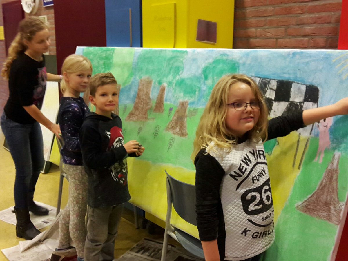 De creatieve leerlingen.  Alle groepen werken vol enthousiasme aan een project.