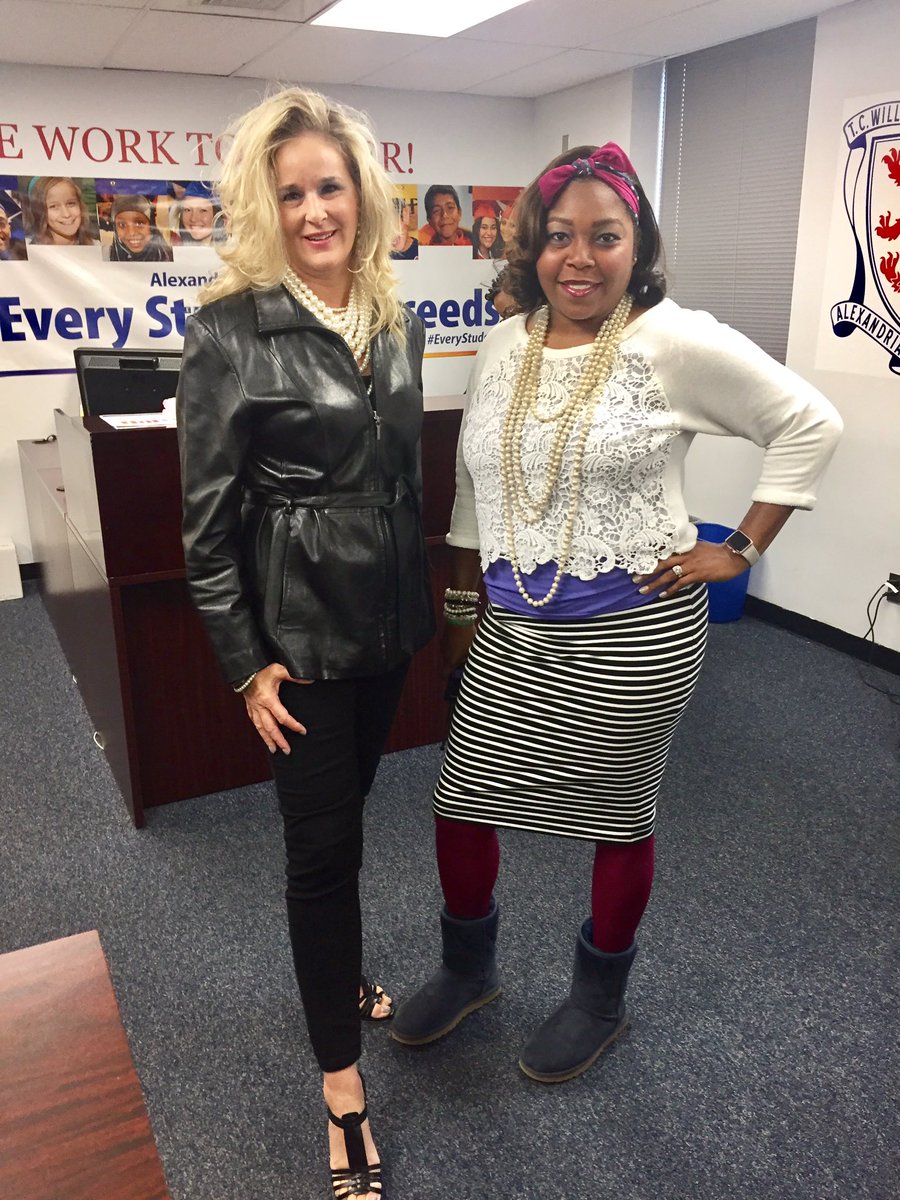 IgnacioTammy's tweet photo. Day 4 of spirit week @tcwminniehoward #blackout#rock'in the 80's #spiritweek16 #hoco2016 https://t.co/Q5NOgjW6Aj