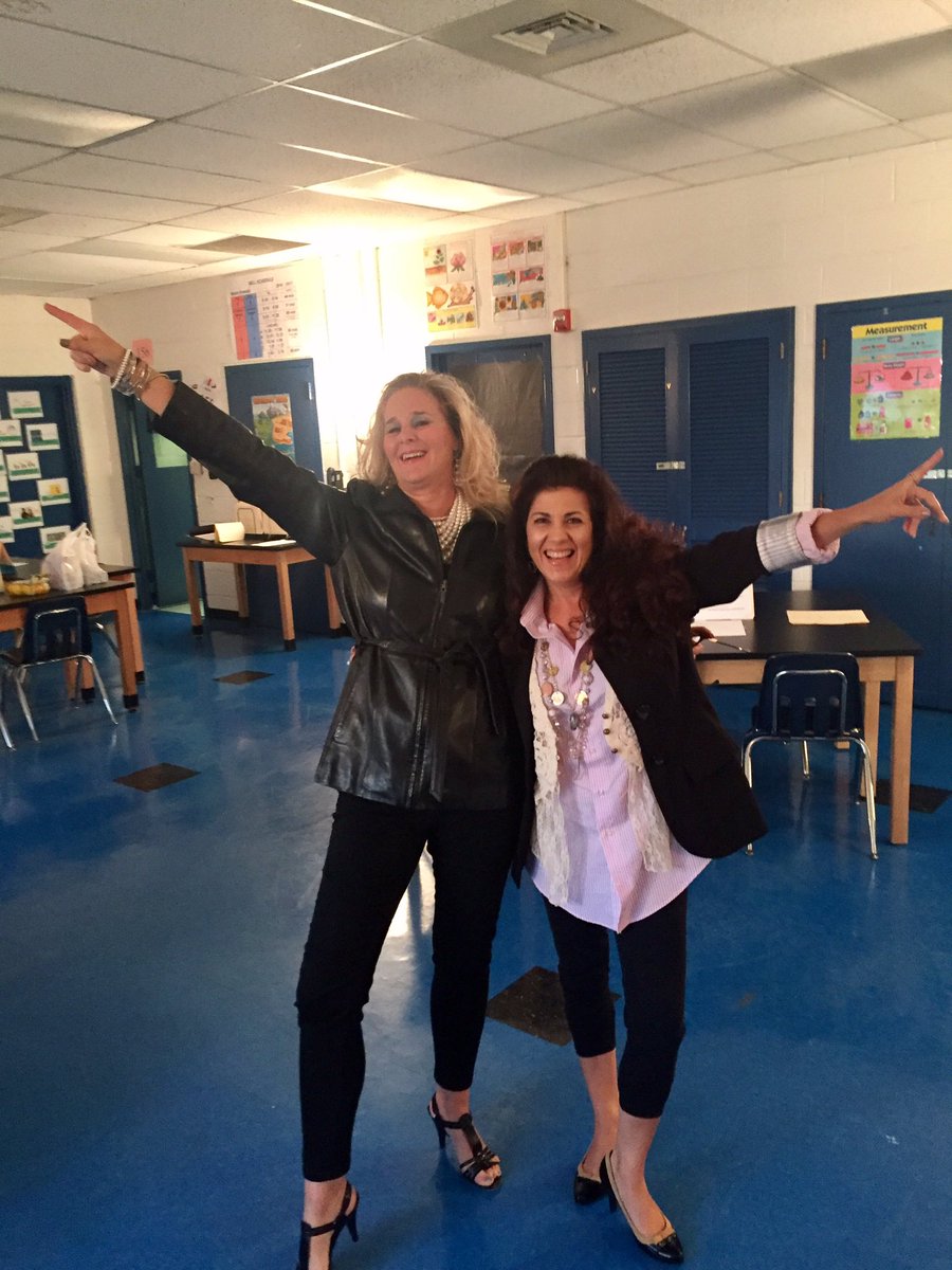IgnacioTammy's tweet photo. Day 4 of spirit week @tcwminniehoward #blackout#rock'in the 80's #spiritweek16 #hoco2016 https://t.co/Q5NOgjW6Aj