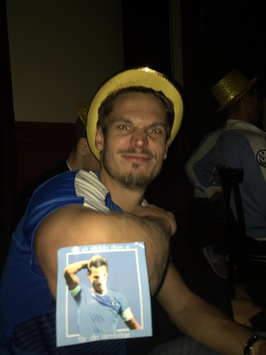 PaulRegner's tweet photo. Åh så rädda dem e... för din armbåge... @M_Rosenberg82 #MFF #GULD #MÄSTARE #KAPTEN https://t.co/7T2FDLg6Yf