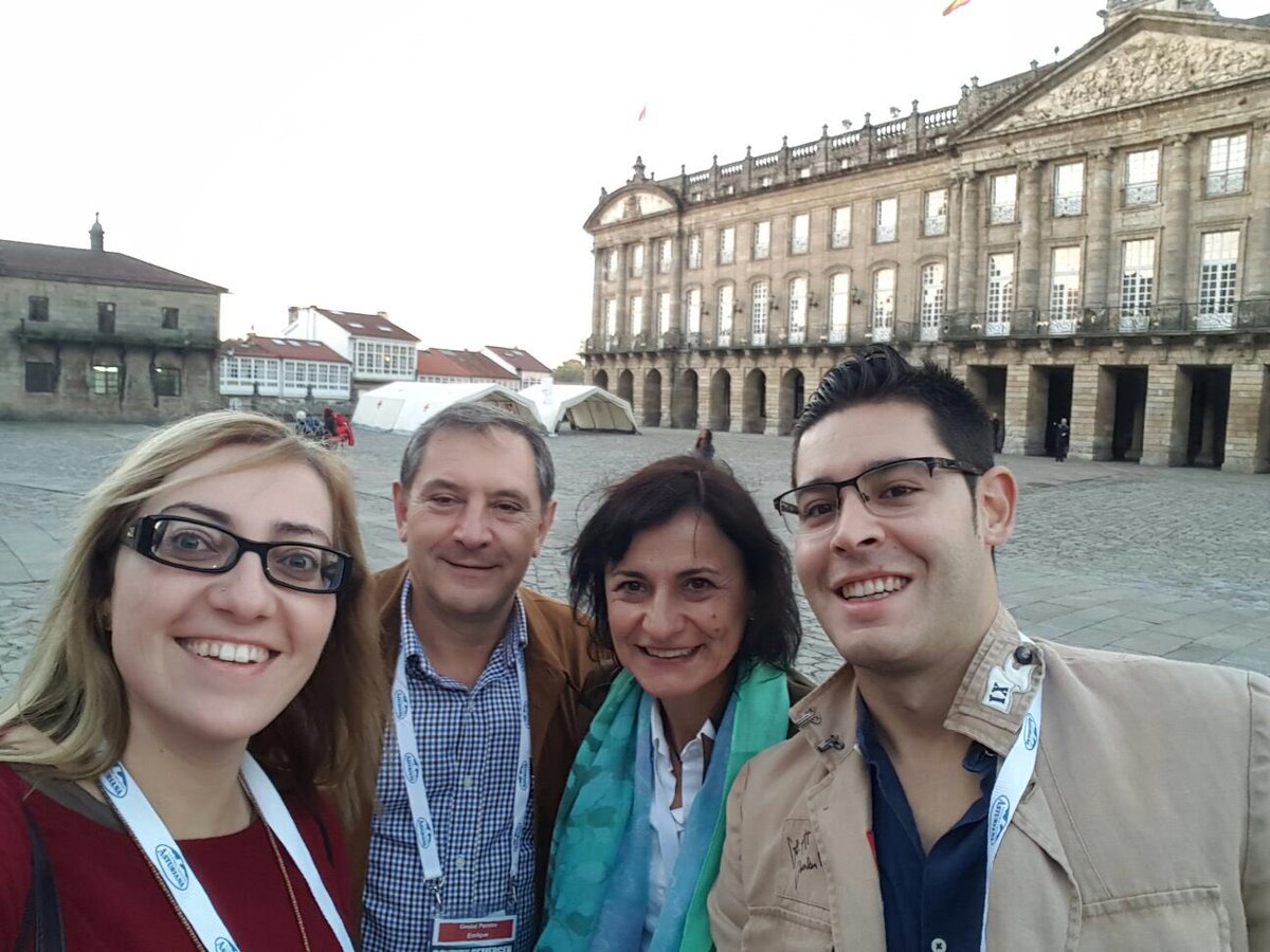 DanielReyAldana's tweet photo. #semergen2016 coordinadores de la carpa de actividades poblacionales en el Obradoiro. Buen trabajo https://t.co/zs6ZiHUstj