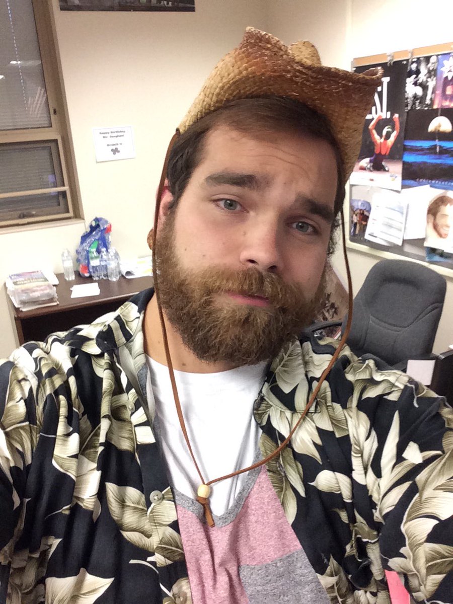 Gaughansclass's tweet photo. Wait... Today was tacky tourist day? This is just how I dress. #tacky https://t.co/UuMLtQTwkM