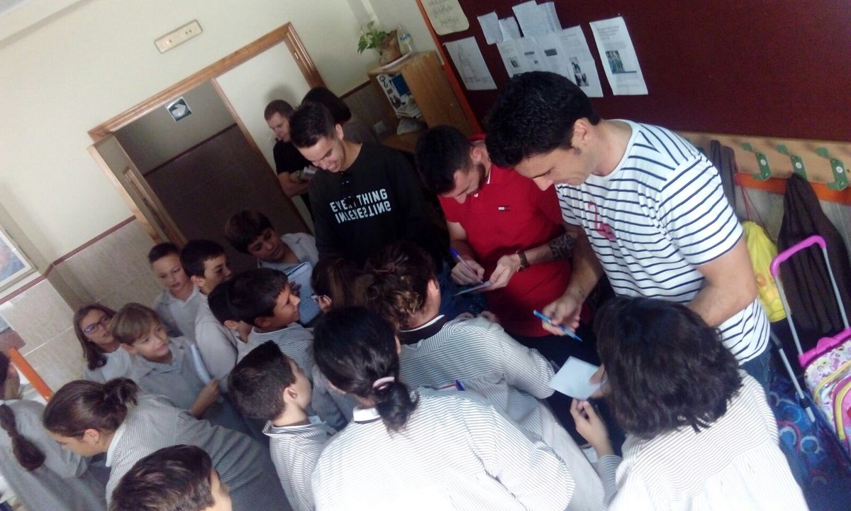 96DaniMolina's tweet photo. Hoy invitamos a los niñ@s de Las Teresianas a nuestro partido del sabado!! Un placer estar siempre con los mas chicos!!! Vamos recree!! https://t.co/zXROifTvaK