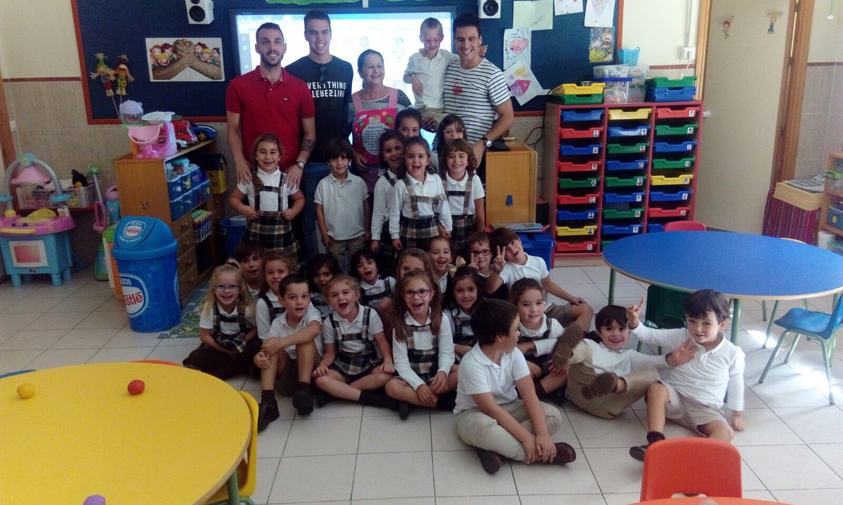 96DaniMolina's tweet photo. Hoy invitamos a los niñ@s de Las Teresianas a nuestro partido del sabado!! Un placer estar siempre con los mas chicos!!! Vamos recree!! https://t.co/zXROifTvaK