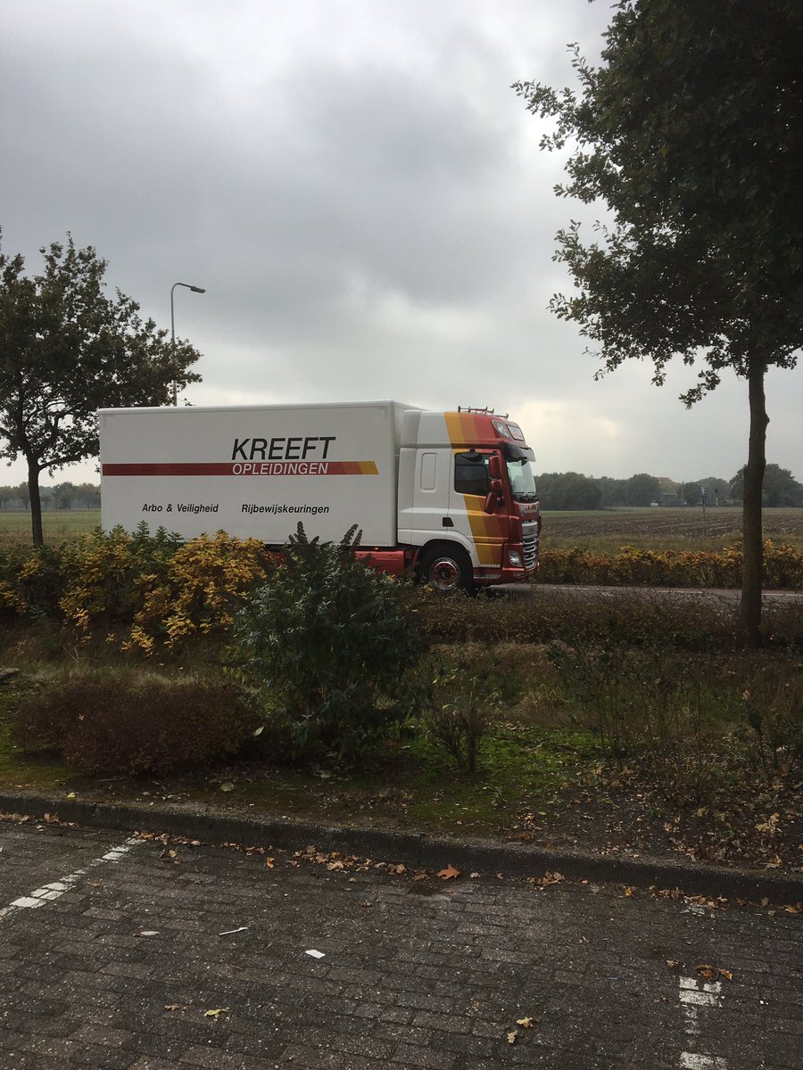 hgbrink's tweet photo. Leden van de Industriële Kring Hardenberg vliegen uit boven #Hardenberg en rijden rond in de vrachtwagen van @KreeftOpleiding https://t.co/qHouf0EK50