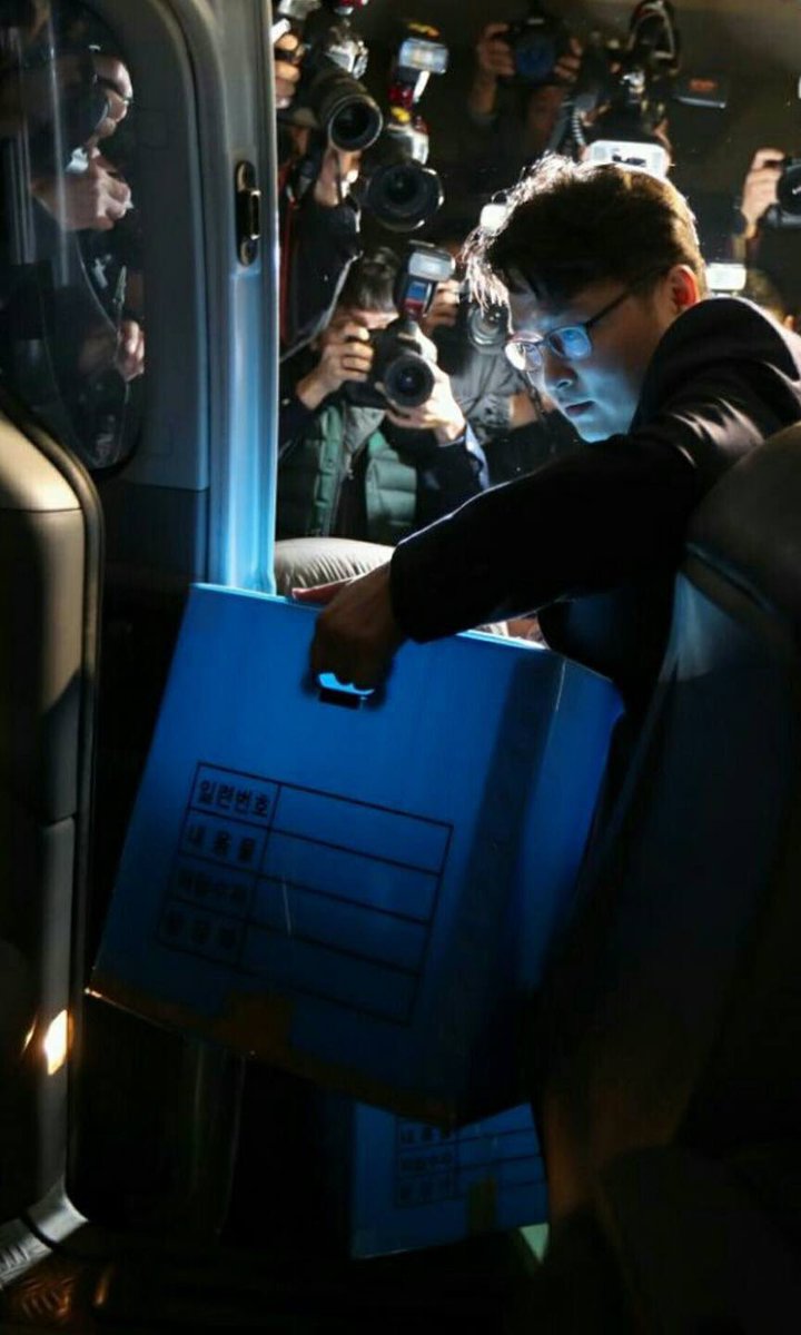 XAUUSD_GoldEA's tweet photo. 검찰의 코미디.고발 이뤄진지 25일이 지나서야 최순실 집과 미르,K스포츠재단을 압수수색 함.이땐 이미 두 재단은 해산되고 증거가 될 만한 자료들은 몽땅 사라진 상태였음.더군다나 기자들이 다 훑고 지나간 자리를 검찰이 찾아와 압수수색하고 자빠져 있었음. https://t.co/JrEZVyEMTH