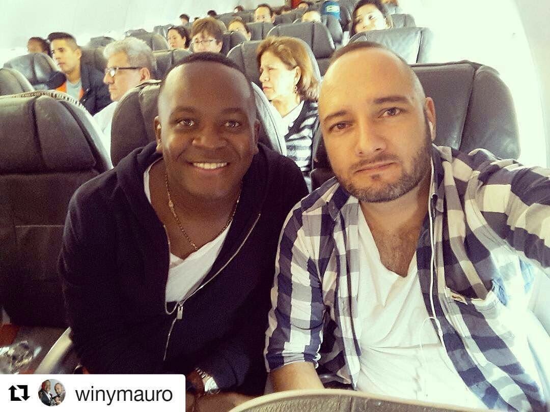 WinYMauro's tweet photo. Listos en el avión rumbo a Islas galápagos #WiNyMaurO #delamanodeDios @winymauro @winperea @maurogomezmusic https://t.co/7nEaMIcBD2