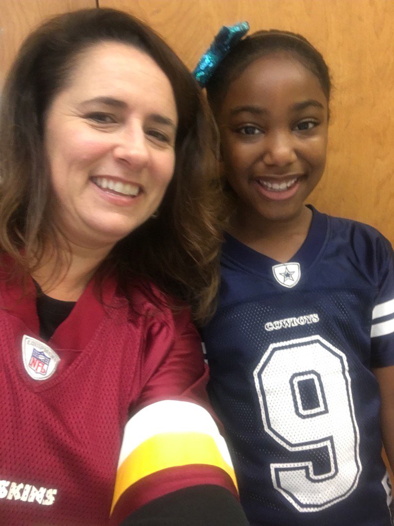 mwjackson113's tweet photo. Even football enemies team up against drugs! #redribbonweek #tuckercapps https://t.co/VQbxMyHU7V