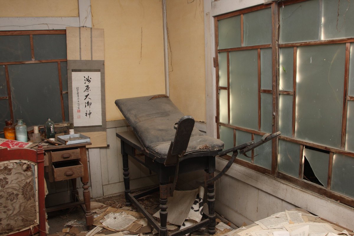 Maggy 病院の廃墟へ行ってきました なんと一人で下見 この椅子は足を固定して治療 物凄く古い廃墟で昭和9年の冊子などもありドキドキ
