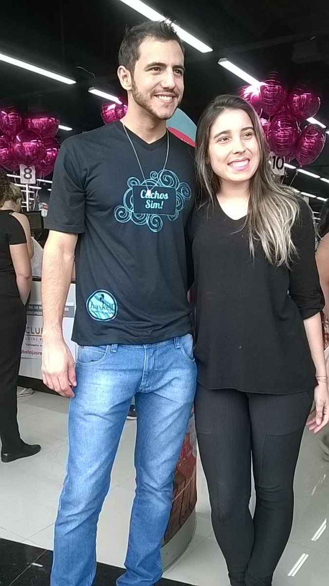 PortalUaiTheu's tweet photo. Fotos exclusivas de Matheus com admiradoras na @LojasREDE  #HaskellComMatheus https://t.co/67ipWuWJhE