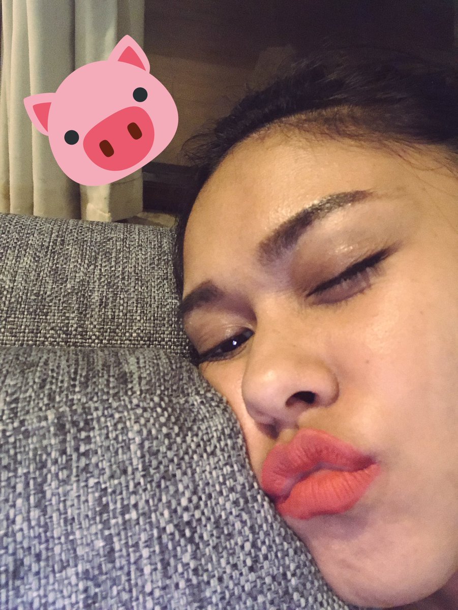 going to sleep.. but don't wanna take this red listick off :p