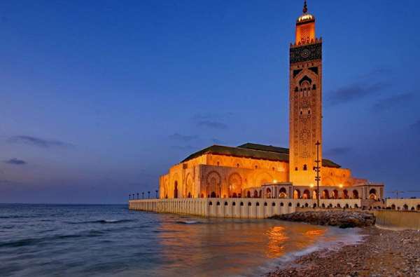 JustAzan's tweet photo. #themosque looks good at night #Morocco #moroccanart https://t.co/PScBnuFHCx
