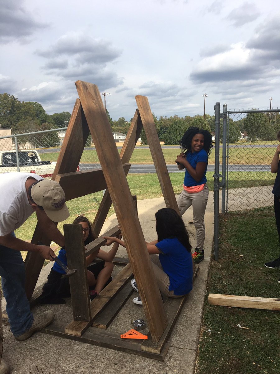 CorriherLipeMS's tweet image. Talk about student engagement! #catapults #forcesinmotion #jacketpride @tchr_williams @CLMSAverngers @RSSinformation