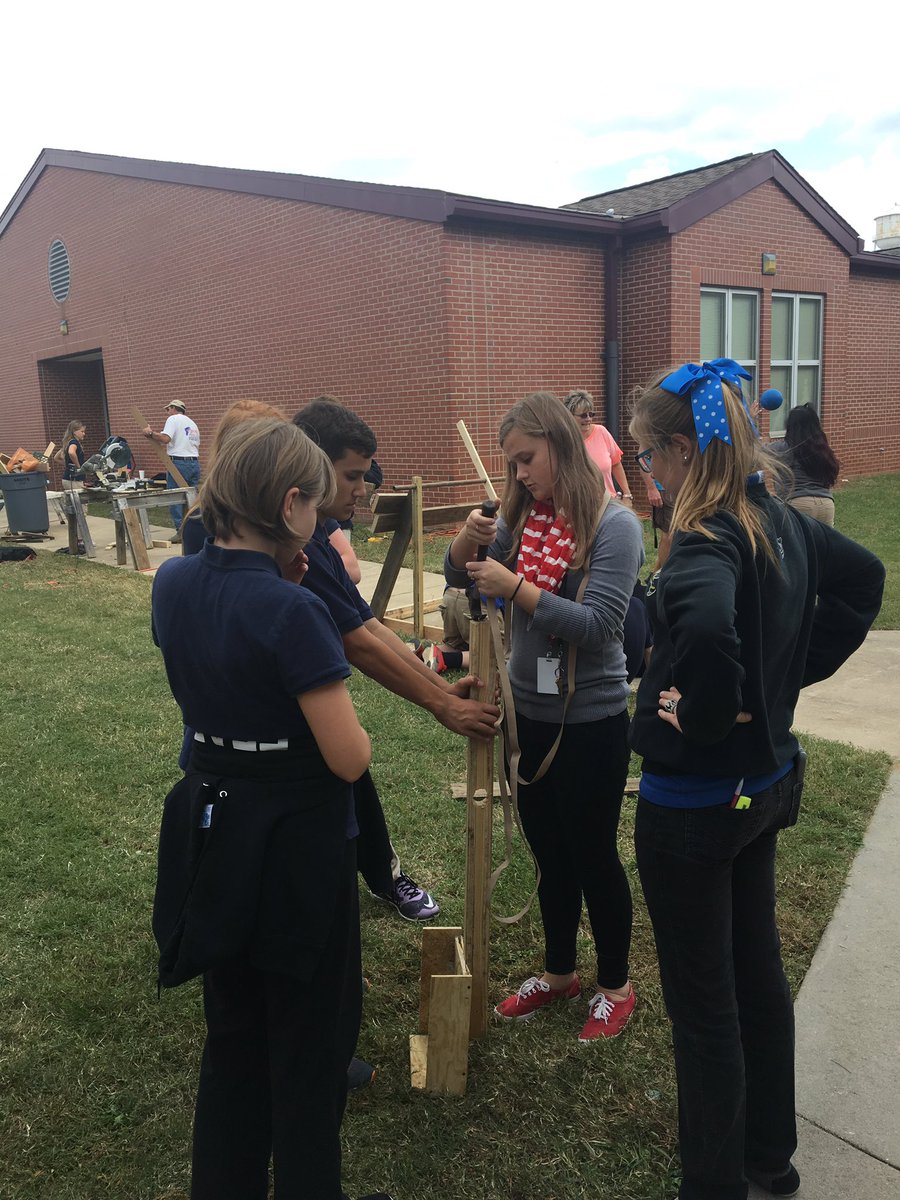 CorriherLipeMS's tweet image. Talk about student engagement! #catapults #forcesinmotion #jacketpride @tchr_williams @CLMSAverngers @RSSinformation