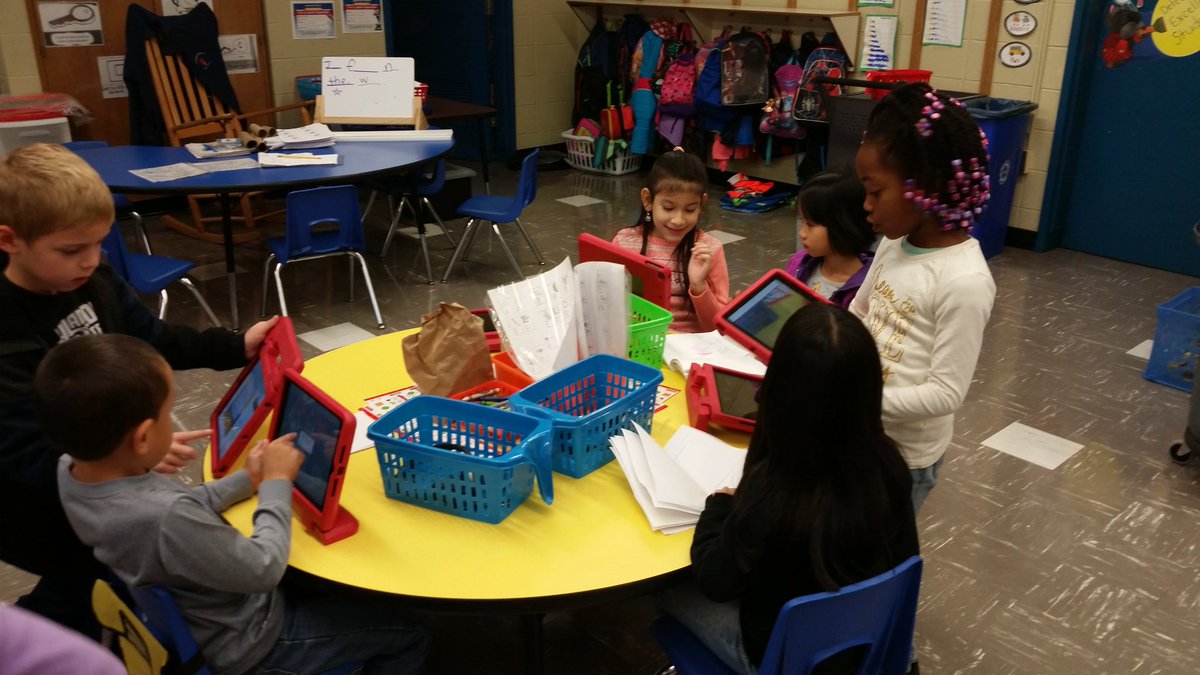 christinapecce's tweet photo. Ss had a great time learning how to use  Seesaw to share their writing. Thanks @MissMolle06 class for teaching us. @Seesaw @LindeneauSchool https://t.co/2PSrJ0md6o