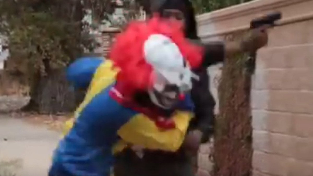 WATCH VIDEO Clown prankster pistol-whipped by man on street bit.ly/2eAdj9m?utm_me… https://t.co/A2Vyu5peG8