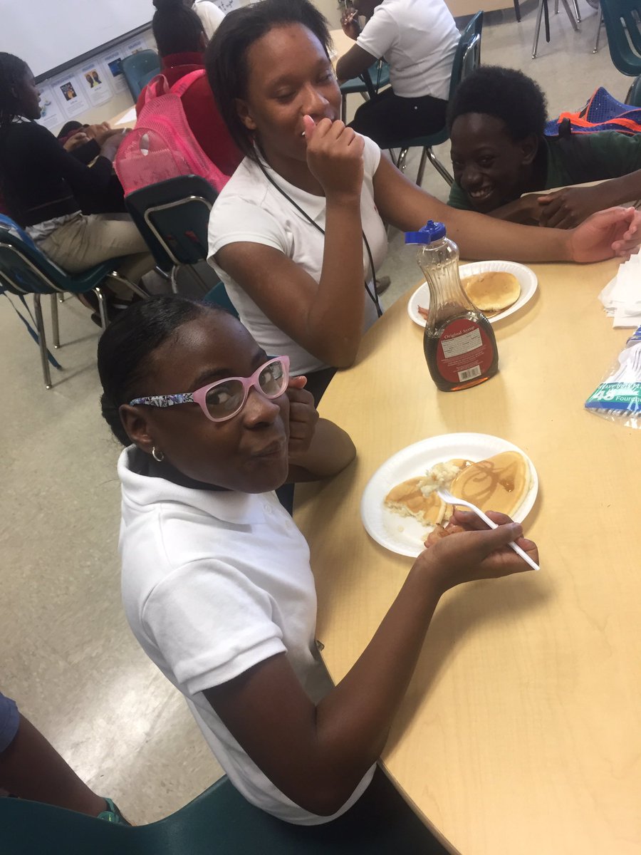 jfkms_avid's tweet photo. Celebrating success at JFK! 1st 9 weeks Star AVID Students! #PancakeBreakfast #avid #vikings @Y_Williams_JFK @McKnight_JFK @jfk_vikings https://t.co/CogFi74eM5