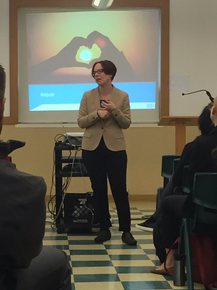 FXWPrincipalOSP's tweet photo. SET Parent Programming: Beyond Screen Time with @DevorahHeitner #FXW #RaisingDigitalNatives #DigitalCitizenship https://t.co/Kh3WuDJCnI