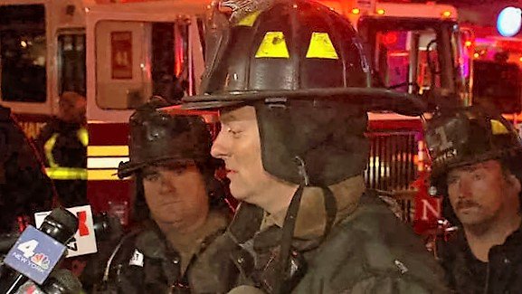 STATter911's tweet image. Former @dcfireems #firefighter in news for #FDNY rope rescue of burned man
statter911.com/2016/10/27/fdn… @Fox5Wagner @SegravesNBC4  @brucejohnson9