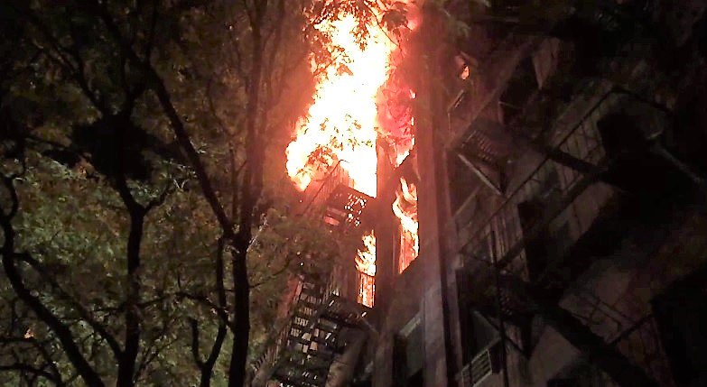 STATter911's tweet image. Former @dcfireems #firefighter in news for #FDNY rope rescue of burned man
statter911.com/2016/10/27/fdn… @Fox5Wagner @SegravesNBC4  @brucejohnson9