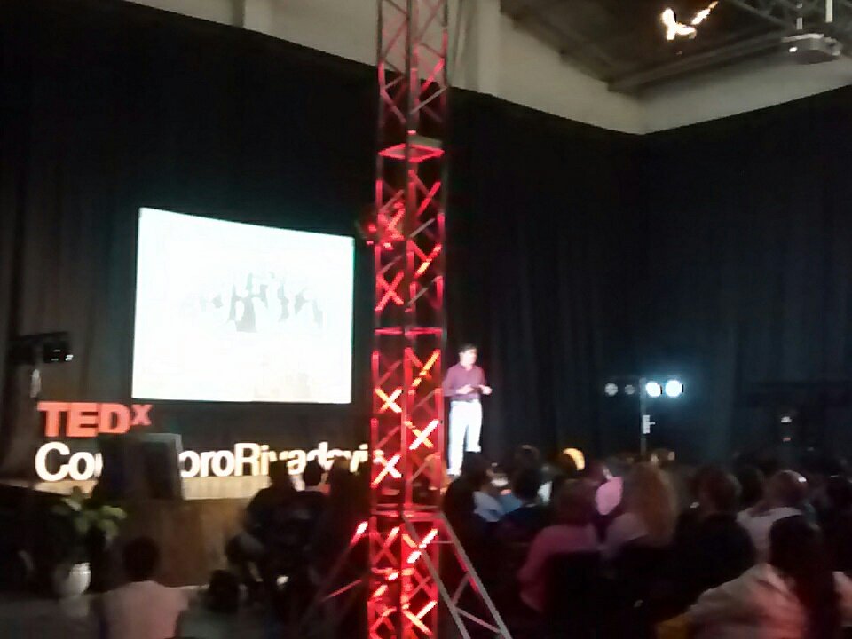 TEDxComRiv's tweet photo. @cesarherrera_cr hablando sobre economía en 4D https://t.co/6I7CYAnnqP