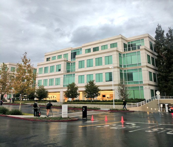 It's a moody morning for it here in Cupertino... https://t.co/XcLem5z3Yp