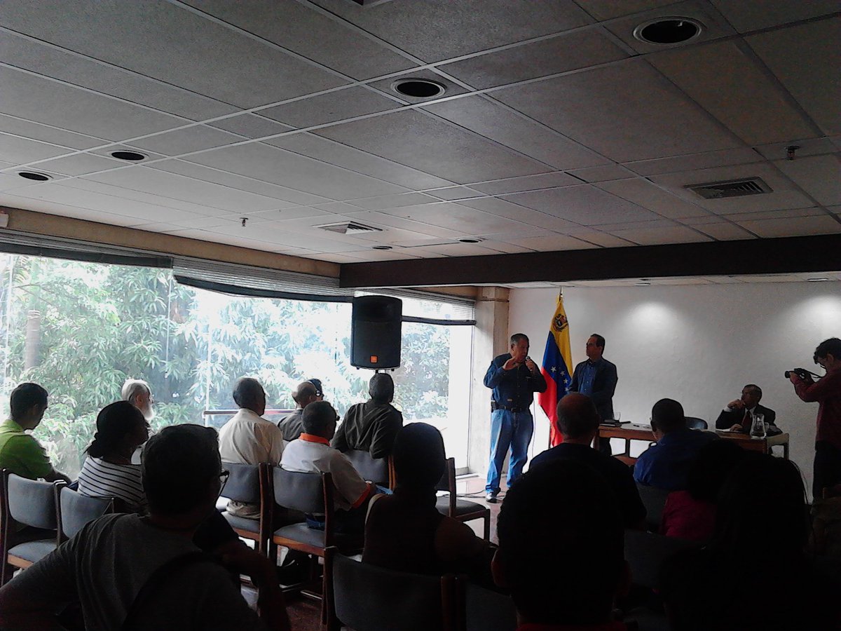 CNEH_Ven's tweet image. #FelizJueves En la Cátedra de historia insurgente Federico Brito Figueroa, se inicia la ronda de preguntas para el prof. @omarrayugsen.