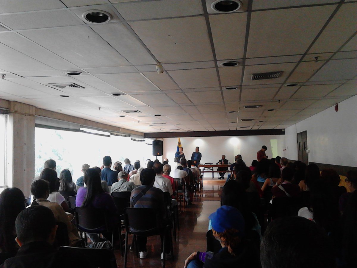 CNEH_Ven's tweet image. #FelizJueves En la Cátedra de historia insurgente Federico Brito Figueroa, se inicia la ronda de preguntas para el prof. @omarrayugsen.