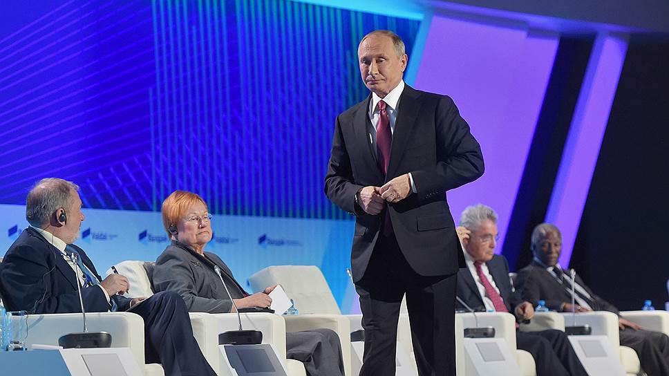 Послание путина федеральному собранию 2023. Выступление запада. Выступление запада. Выступление запада. Байден с порошенко в киеве.