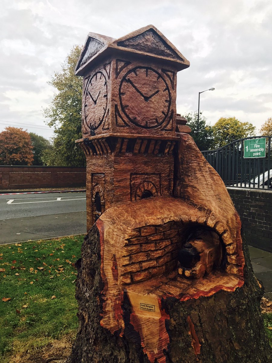 altrinchamtoday's tweet image. The finished Altrincham Clock Tower wood sculpture from @BurgessSculptor  - amazing skill